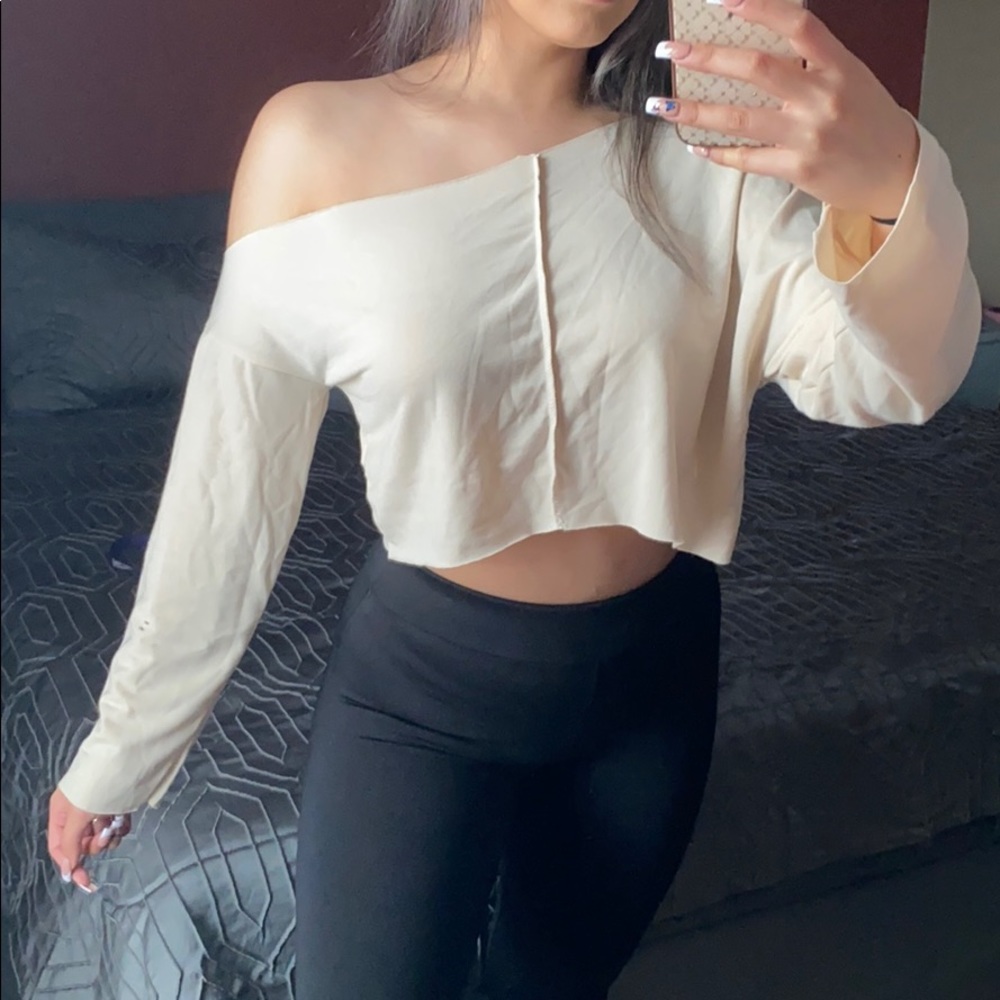 Off should crop sweater